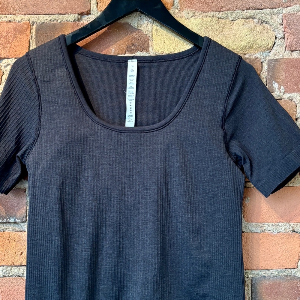 NWOT Women’s Lululemon Gray Ribbed Top. Size: 10